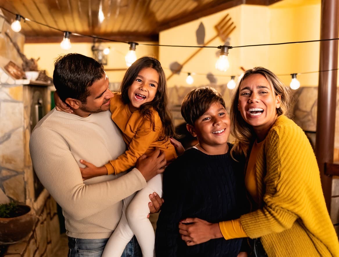 Familia feliz y protegida por su seguro