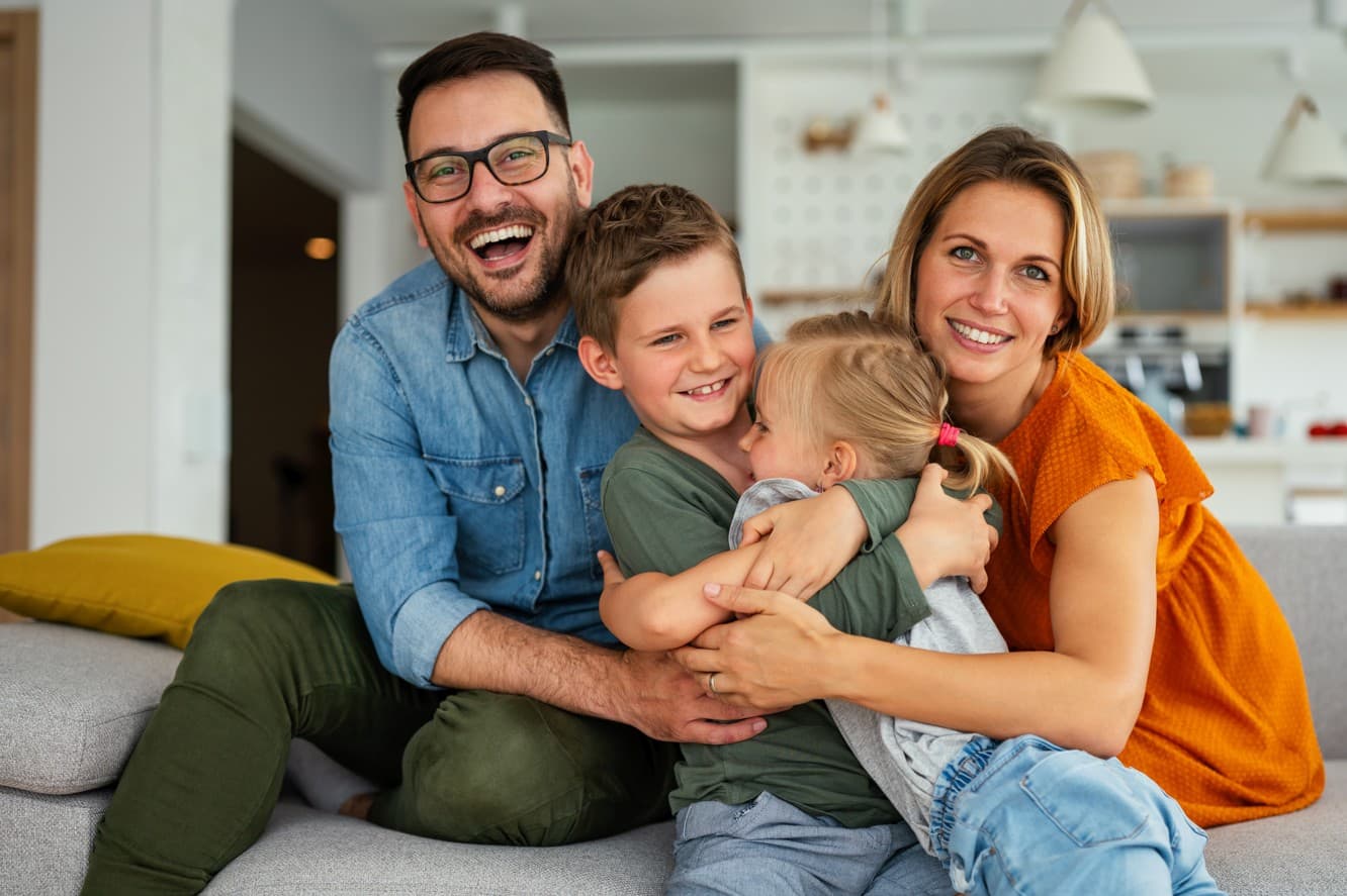 Familia sonriendo, tranquila porque entiende su seguro médico