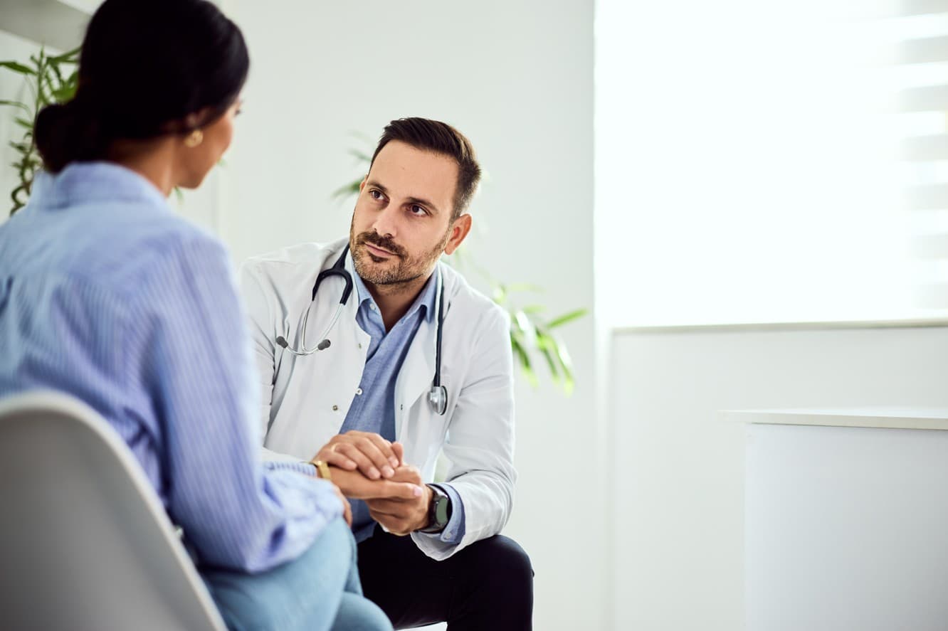 Médico explicando su cobertura a una paciente